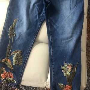 Chico’s embroidered girlfriend jeans sz 3P